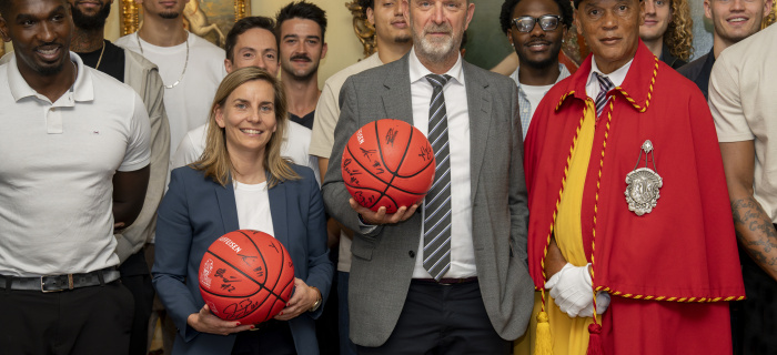 M. Apothéloz et Mme Barbey-Chappuis avec les Lions de Genève. Crédit: Etat de Genève/Quentin Ducrest