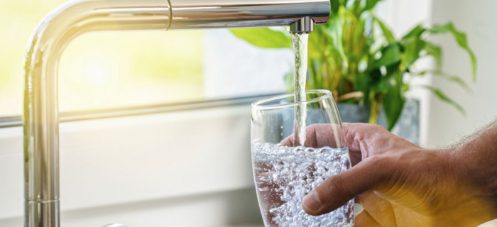 Robinet et verre d'eau