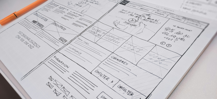 Un fichier rempli d'annotations et un stylo orange