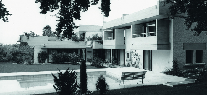 La villa Nessim vue depuis le jardin avec la piscine au premier plan (Archives BMS Atelier d’architecture / © photo J. Verdier, années 1970).