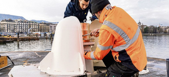 Les étudiants en génie mécanique HES de l’Hepia installent le prototype de la buse du Jet d’eau de Genève