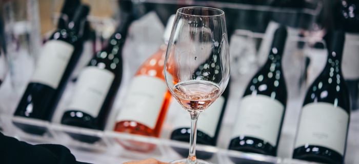 Les établissements publics du canton devront désormais proposer du vin genevois