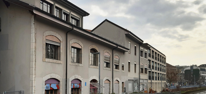 L’ancienne chocolaterie, côté Rhône, vue depuis le barrage du Seujet (photo office du patrimoine et des sites, Bénédict Frommel, 2025).