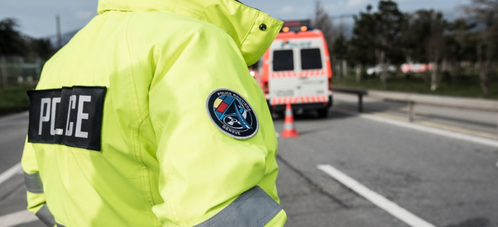 Policier de dos