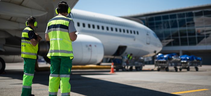 Deux hommes sur le tarmac à côté d'un avion