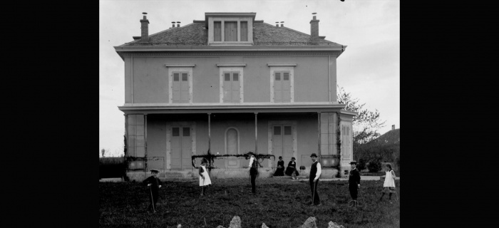 Jeu de croquet devant la Maison Long, avant 1884. © Bibliothèque de Genève