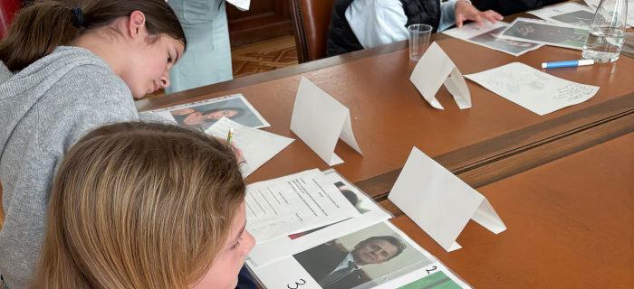 Des élèves de 9CO au secrétariat  général du DIP et en présence d'Anne Hiltpold