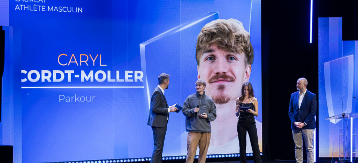 L'athlète genevois de l'année Caryl Cordt-Moller sur la scène de la salle des fêtes de Carouge