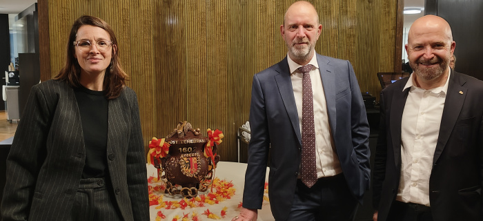 M. Th. Apothéloz, Président du Conseil d'Etat, Mme A. Hiltpold Conseillère d'Etat, et M. N. Walder, Conseiller d'Etat genevois devant la marmite de l'Escalade, au Palais fédéral