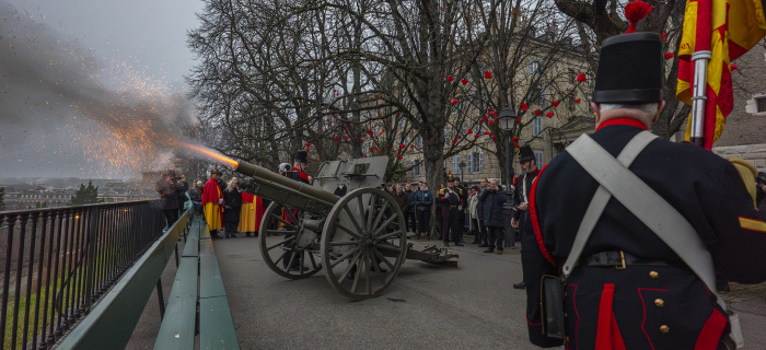 Tir de canon sur la promenade de la Treille lors de la cérémonie de la Restauration 2024. Photo Quentin Ducrest.