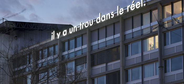 Neon Parallax, "il y a un trou dans le réel.", de Dora Garcia