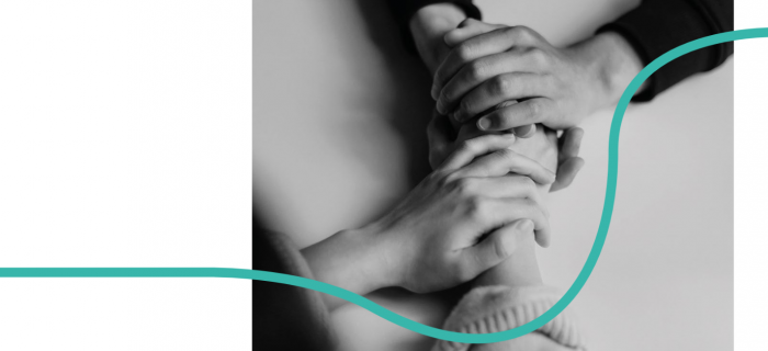 Mains superposées en signe de solidarité