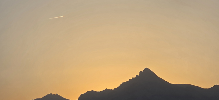 Montagnes au soleil couchant