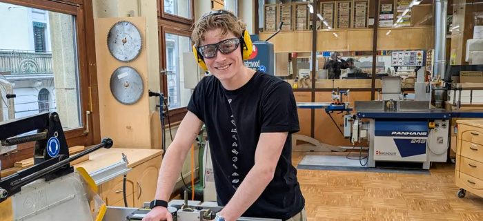 Jonas Mettler, apprenti ébéniste à plein temps en 4e année: «Durant tout mon cursus, j’ai vraiment senti un soutien sincère des enseignants.»