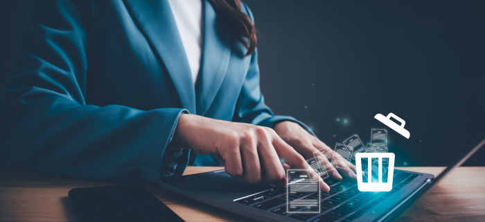 Personne supprimant des fichiers de son PC