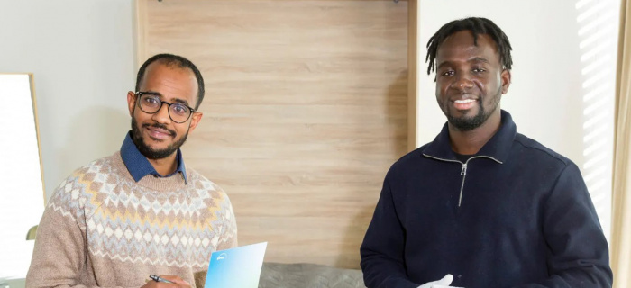 Adonay Tesfu, assistant en soins et santé communautaire (à gauche), et Ismael Camara, son pré-apprenti PAI 