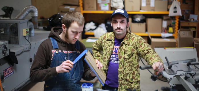 Paul-Loup Duchatel (à droite) et Tom Morattel dans l’atelier de sérigraphie Baxter à Meinier.