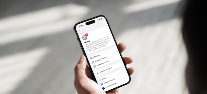 Une personne tenant un téléphone portable