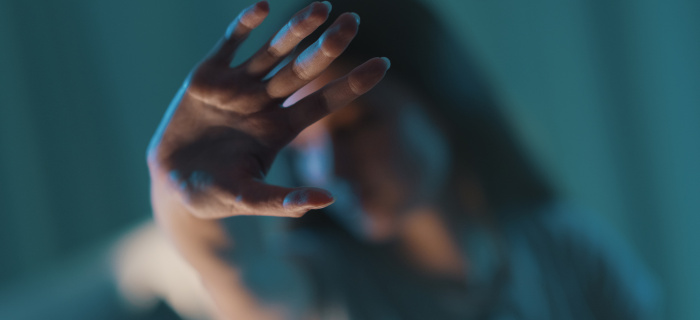 Jeune femme faisant stop avec sa main