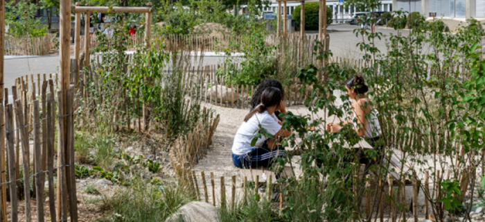 Cool City - enfants dans le préau du cycle d'orientation de Sécheron - photo : Johannes Marburg