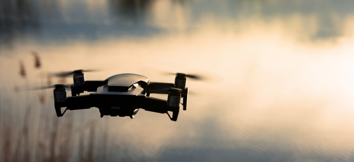 Drone survolant un plan d'eau