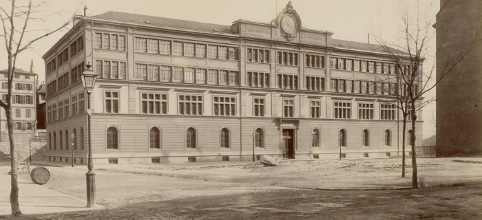 L'école horlogère peu après sa construction en 1879. Austère "palais" dédié à l'apprentissage de la plus prestigieuse des activités industrielles locales. © Bibliothèque de Genève 