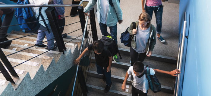 Élèves dans les couloirs