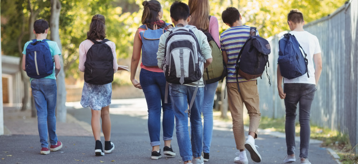 Enfants qui se rendent à l'école