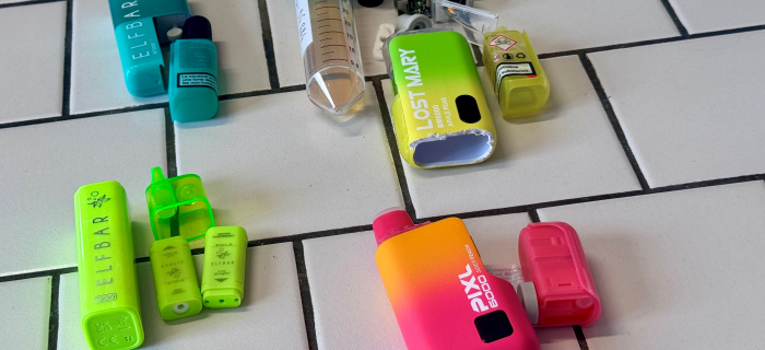 Exemples de puffs avec des réservoirs qui dépassent la limite légale de 2 ml