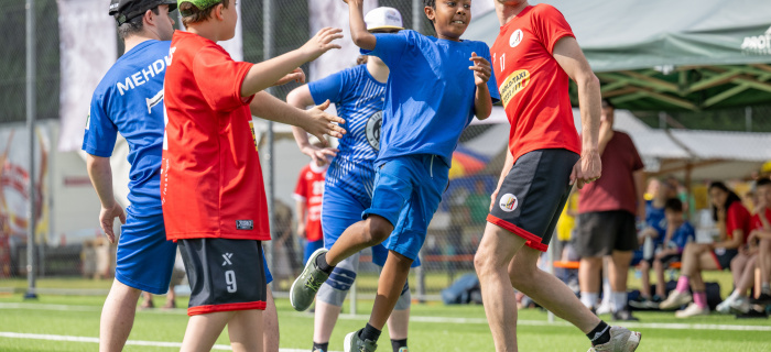 Des personnes jouant au handball sur du gazon