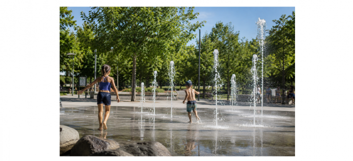 Enfants jouant avec des jets d'eau ludiques
