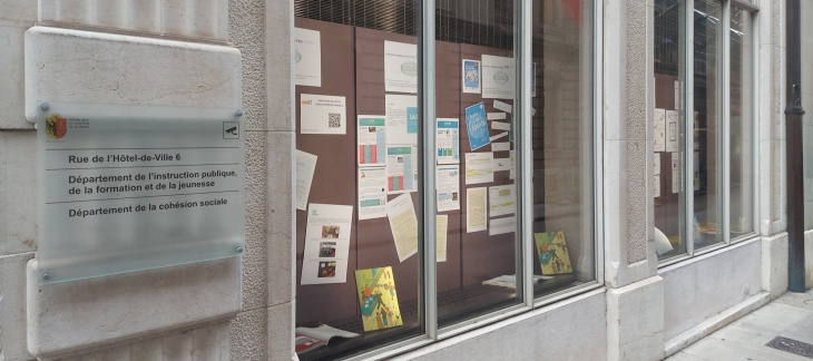 vitrine du secrétariat général du DIP