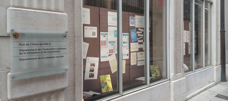 vitrine du secrétariat général du DIP 