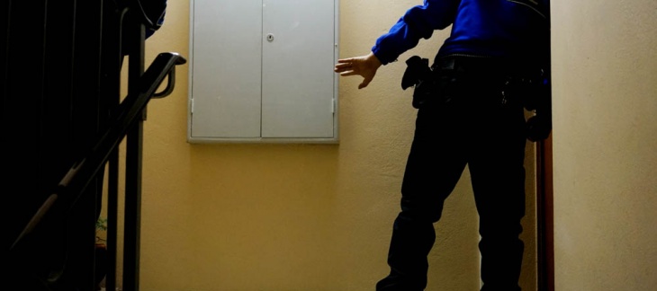 Vérifiez en appelant le 117 que la personne qui frappe à votre porte est bien un policier.