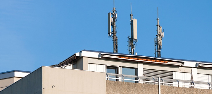 Un toit à la Cité Vieusseux avec des antennes de téléphonie mobile