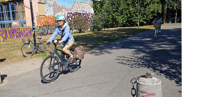 Cycliste en vélo électrique