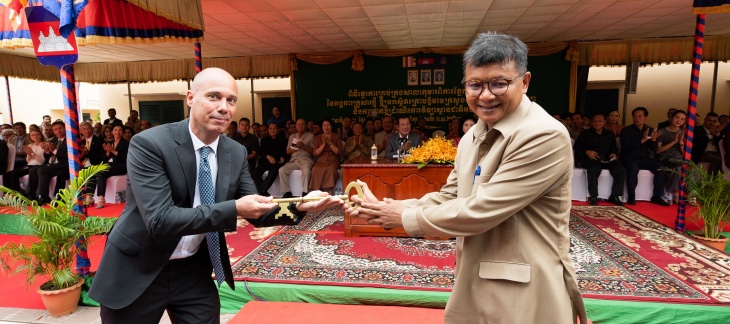 Benoît Duchâteau-Arminjon et H.E. DR. Hang Chuon Naron lors de la cérémonie de remise des clés le 1er Juillet 2019 © François Xavier Autric Benoît Duchâteau-Arminjon et H.E. DR. Hang Chuon Naron lors de la cérémonie de remise des clés le 1er Juillet 2019 © François Xa