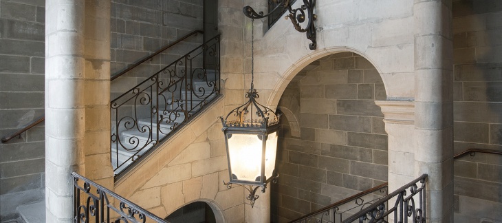 Hôtel Sellon, vue de la cage d'escalier de l'aile gauche sur la cour. Office du patrimoine et des sites, O. Zimmermann