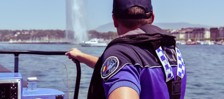 La brigade de la navigation patrouille sur le lac