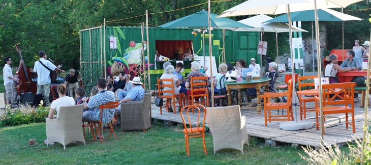 Terrasse éphémère dans le parc des Franchises (c) Lorraine Hauenstein Terrasse éphémère dans le parc des Franchises (c) Lorraine Hauenstein