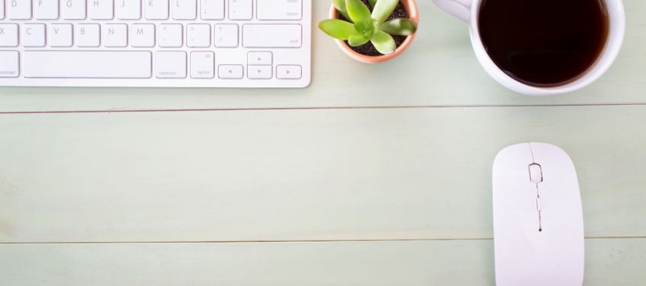 crédit photo: 123RF/Melpomen Souris, clavier et tasse de café