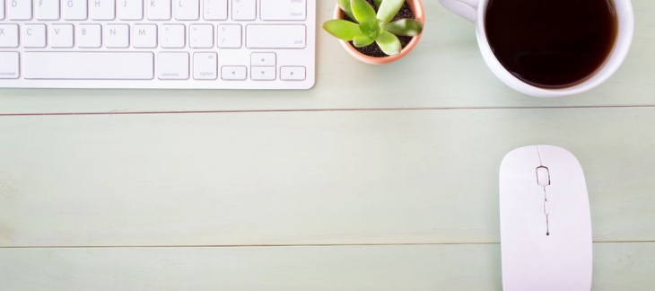 Souris, clavier et tasse de café