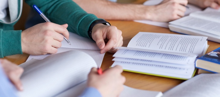 Etudiants avec des livres