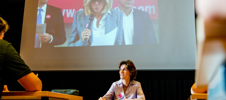 La conseillère d'Etat  Anne Emery-Torracinta "en classe" au CO de la Gradelle / photo: David Wagnières