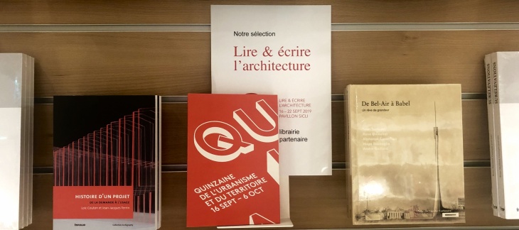 Photo V. Lusser Stand de livres autour de la "Quinzaine" en librairie
