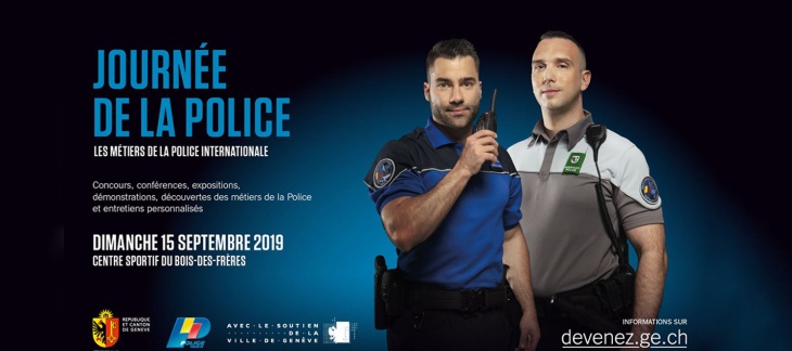 Un policier et un assistant de sécurité publique posent l'un à côté de l'autre