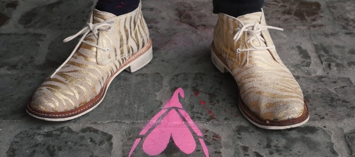 deux chaussures et le graffiti d'un clitoris