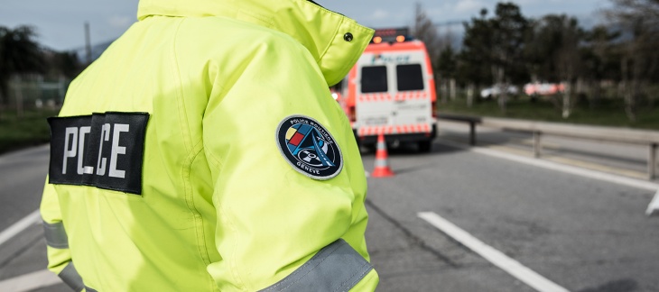 Un policier de la police routière sur la route