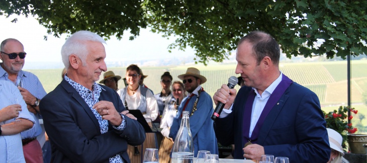 M. Serge Dal Busco, Vice-président du Conseil d’Etat, remet la cuvée 2018 de la Vigne des Nations au Dr Bernard Pécoul, Directeur exécutif de DNDi M. Serge Dal Busco, Vice-président du Conseil d’Etat, remet la cuvée 2018 de la Vigne des Nations au Dr Bernard Pécoul, Directeu