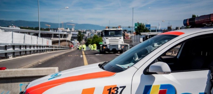 Voiture de police devant des travaux sur la route